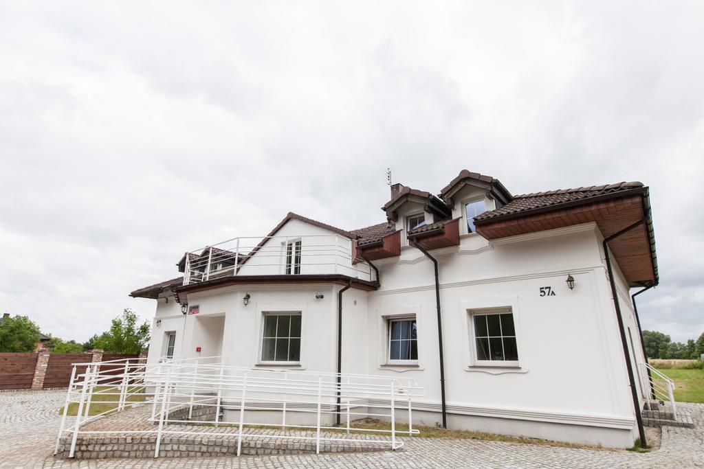 Bed and Breakfast Dworek Познань Экстерьер фото